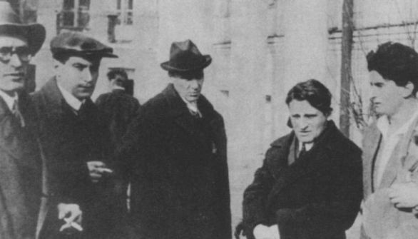 Между жизнью и смертью: Хроника последних дней Владимира Маяковского i_016.jpg